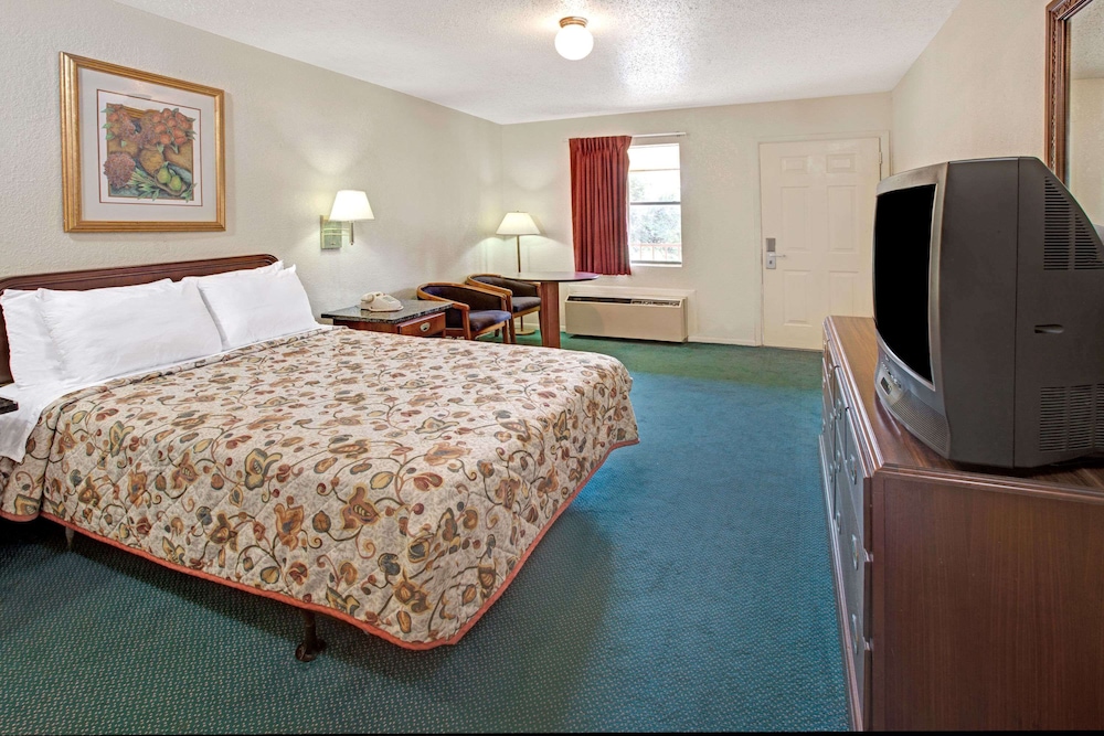 Room, 1 King Bed photo 1