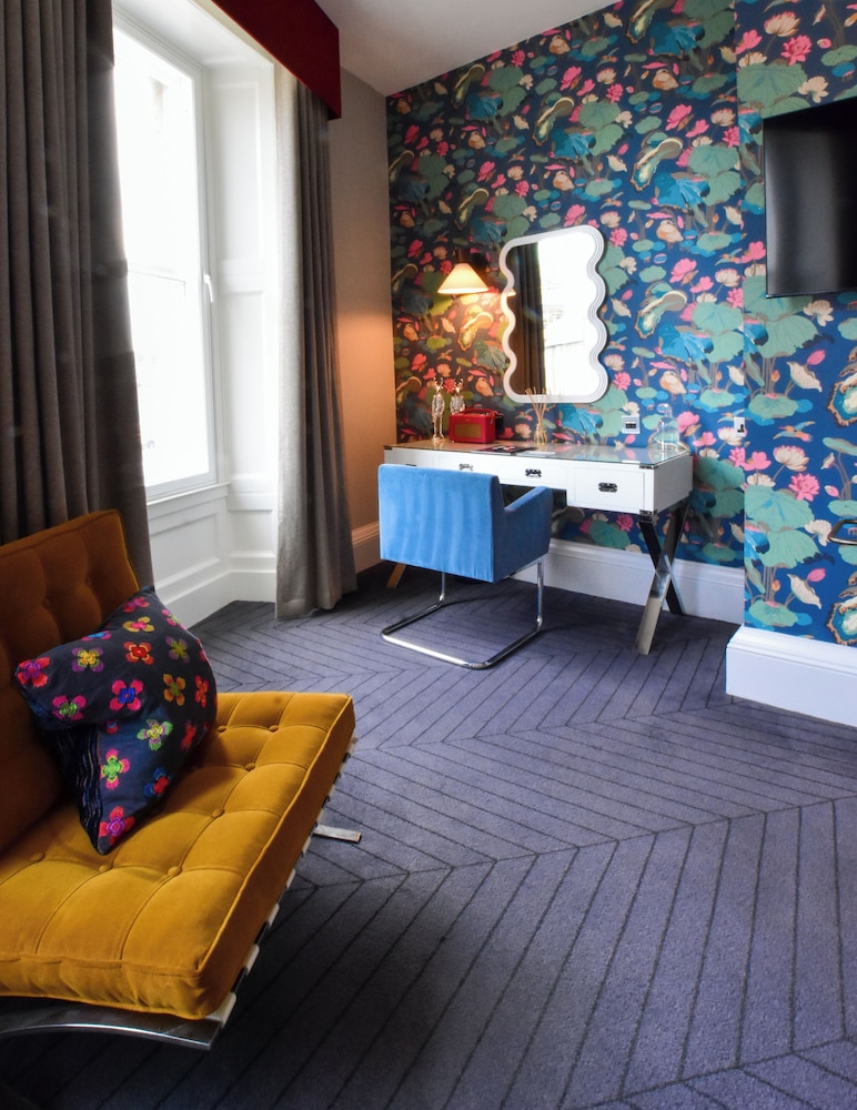 Executive Double Room thumbnail 6
