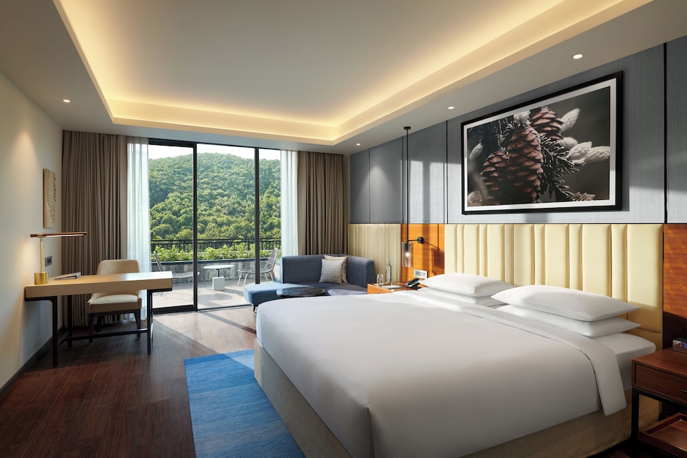 Basic Room, 1 King Bed, Balcony - Photo 1