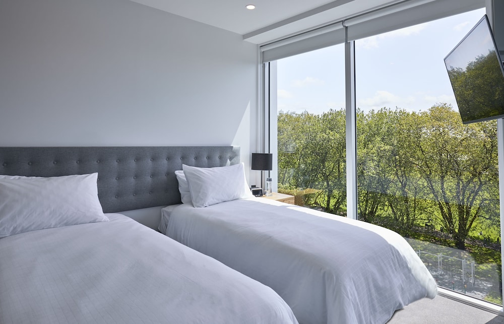 Three Bedroom Swiss-SuperSuite thumbnail 6