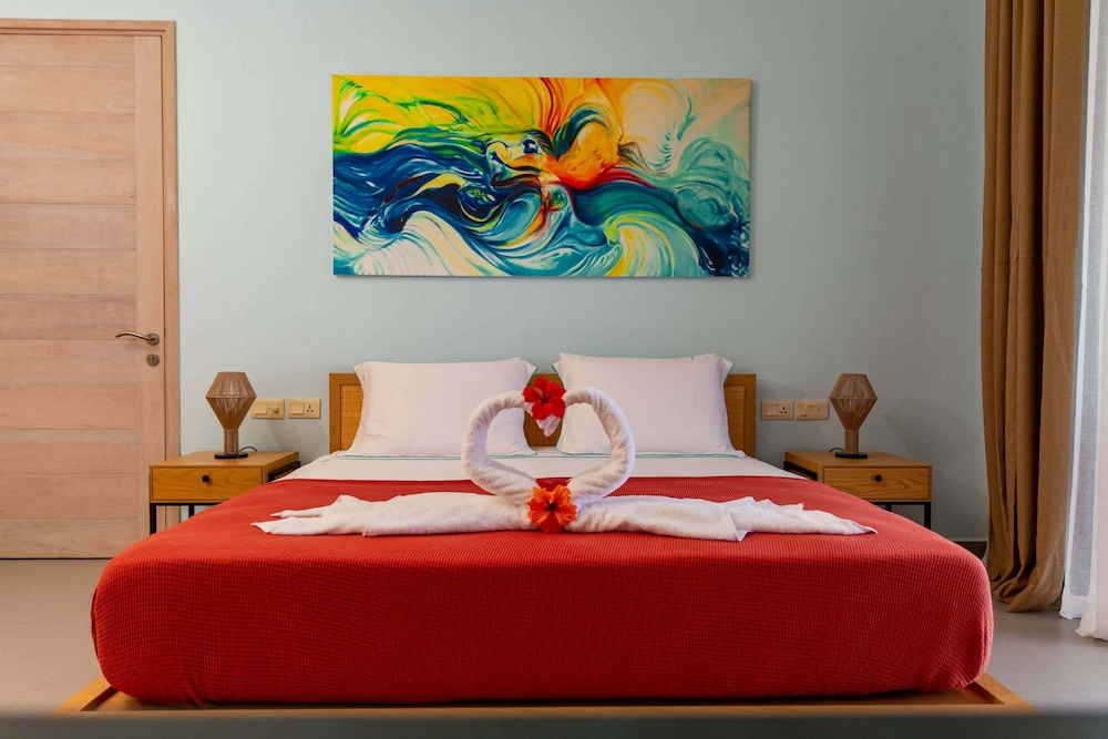Classic Chalet, 1 Bedroom, Ocean View, Garden Area photo 2