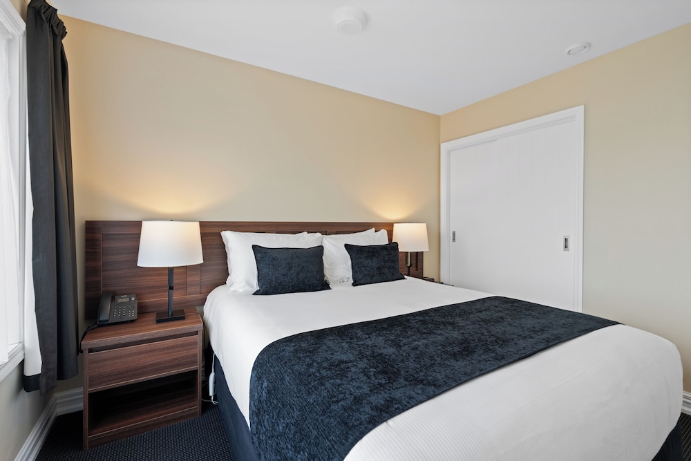 Premium Suite, 1 Queen Bed, Hot Tub, Ground Floor