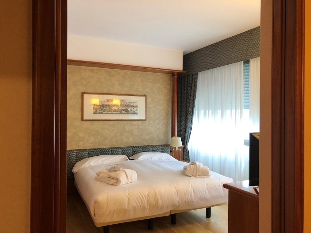 Suite - Photo 1