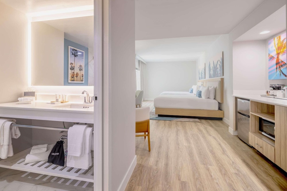 Junior Suite, 2 Queen Beds - Photo 5