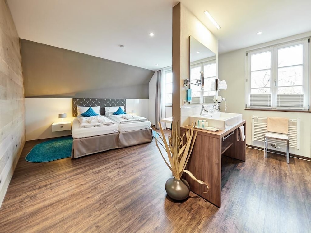 Suite - Photo 3