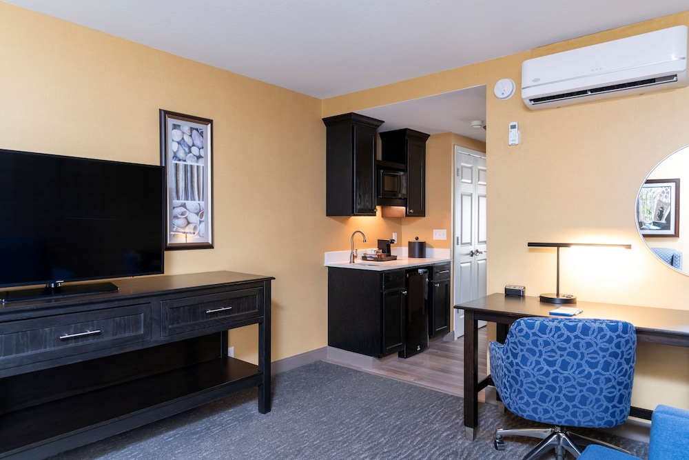 Suite, 2 Queen Beds, Non Smoking photo 2