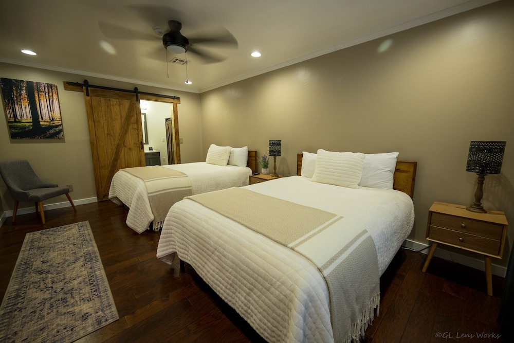 Suite with 1 King and 2 Queen Beds photo 1