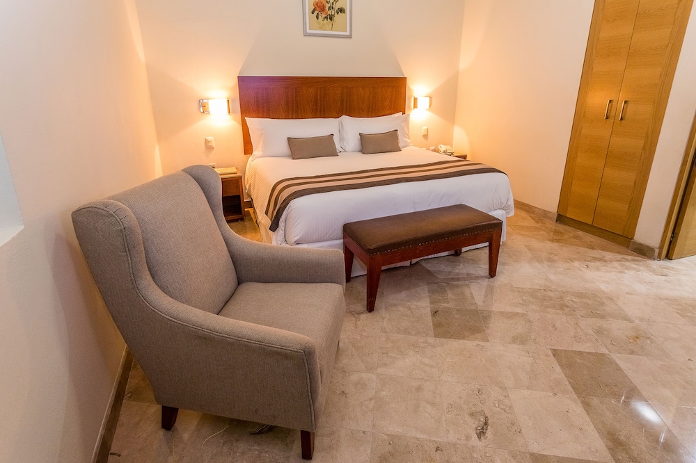 Deluxe Room, 1 King Bed photo 2