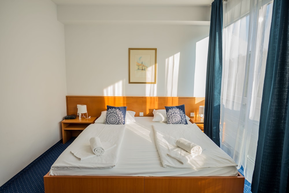 Classic Double Room, 1 King Bed photo 3