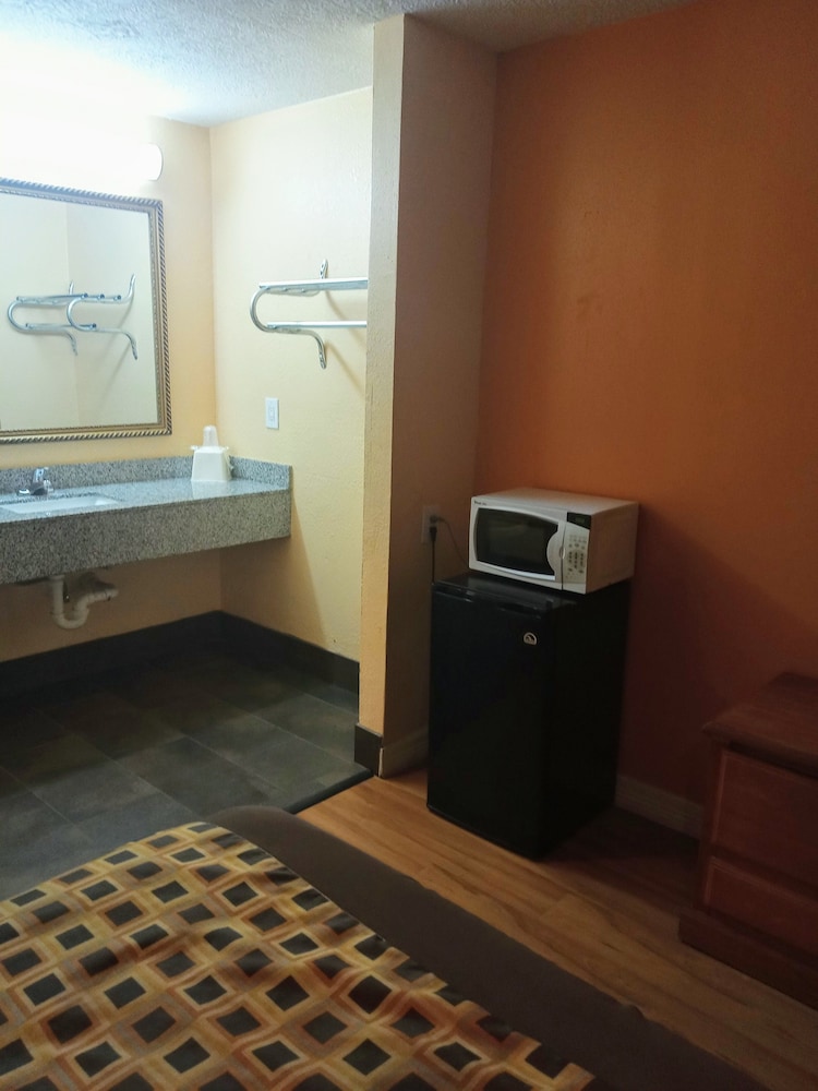 Standard Double Room, 2 Double Beds, Refrigerator & Microwave - Non Smoking photo 3