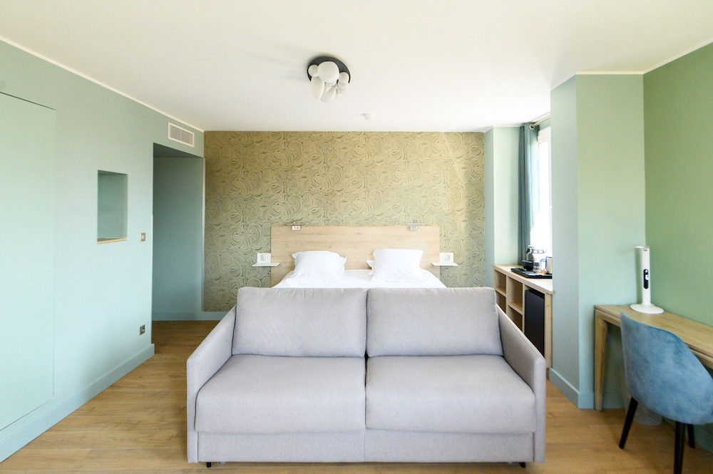 Suite - Photo 23