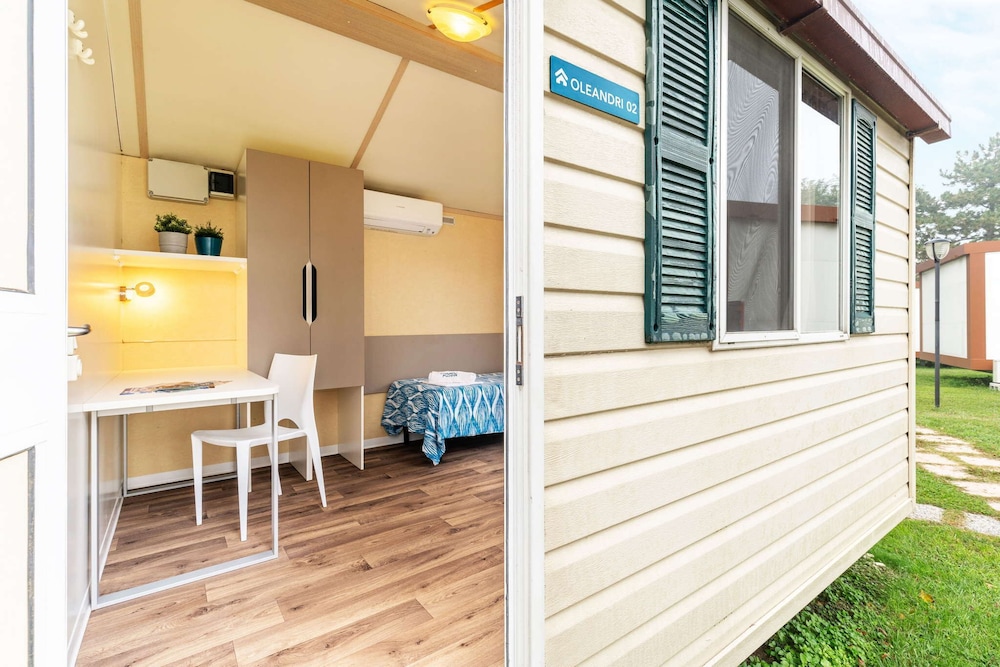 Basic Mobile Home, 2 Twin Beds, Private Bathroom photo 2