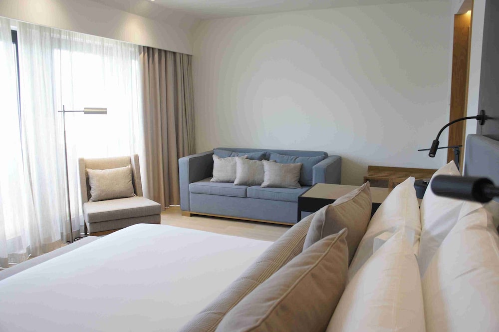 Family Room, 1 King Bed with Sofa bed, River View