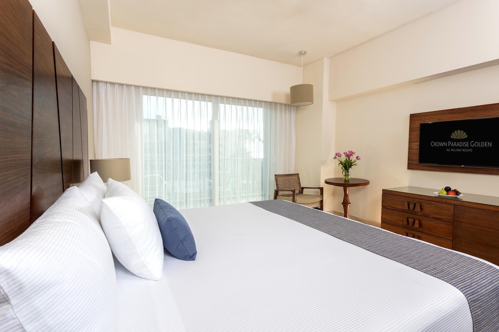 Deluxe Room, 1 King Bed, Partial Sea View photo 1