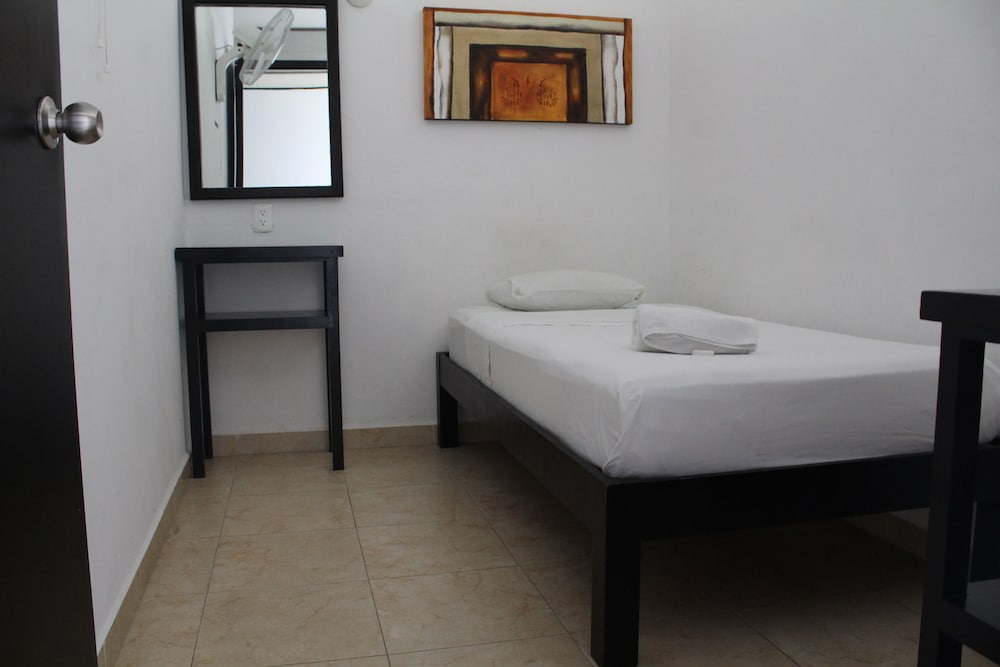 Basic Room, 1 Twin Bed, Non Smoking, Shared Bathroom photo 3