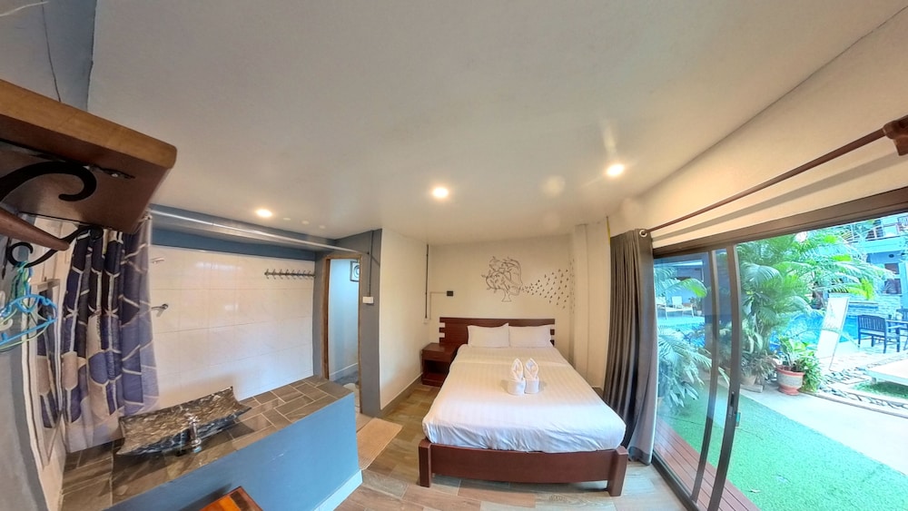 Comfort Cabin, 1 King Bed, Private Bathroom, Pool View photo 2