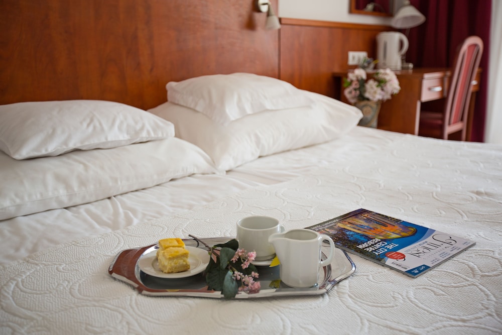 Basic Double or Twin Room - Photo 5