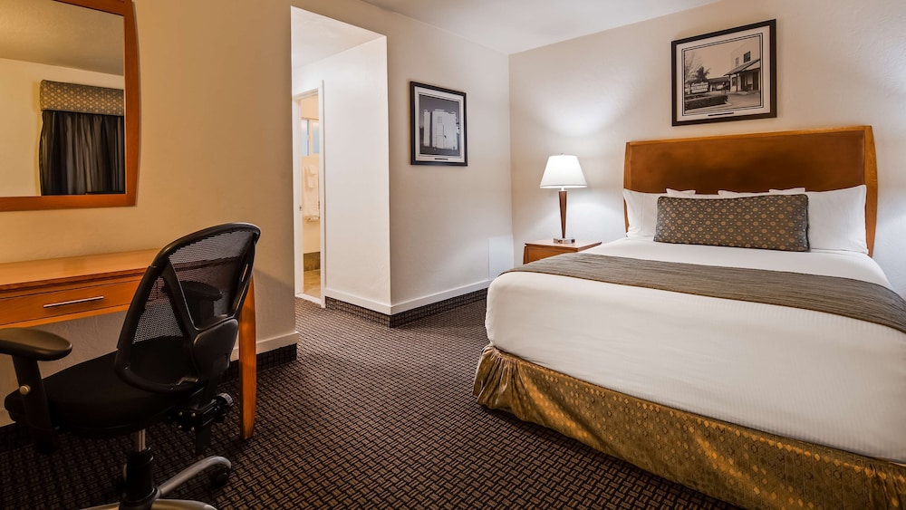 Standard Room, 1 King Bed, Balcony, Pool View photo 1
