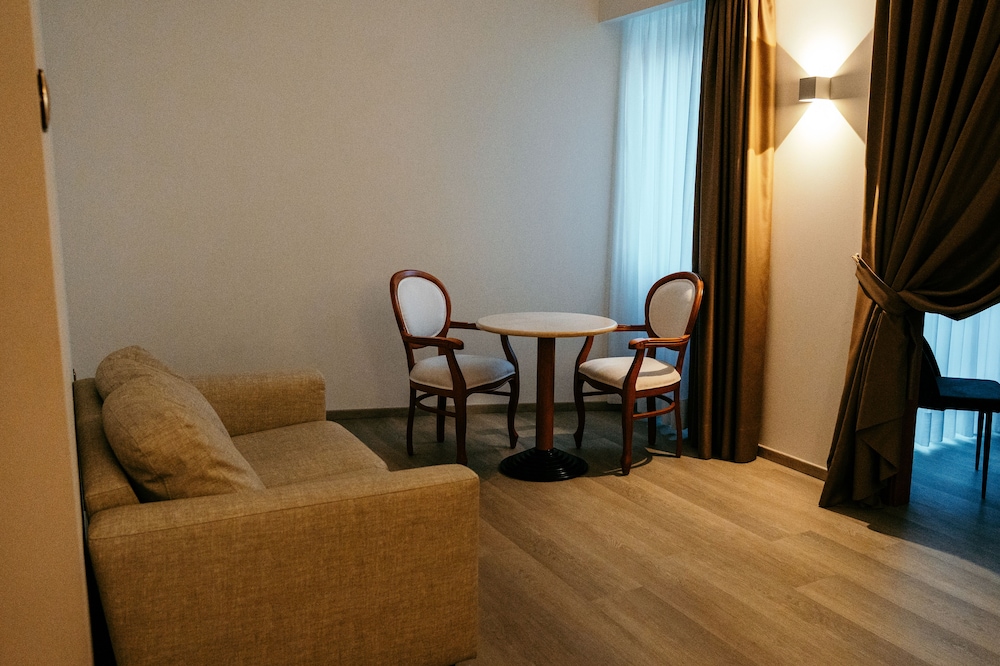 Junior Suite (Deluxe) - Photo 5