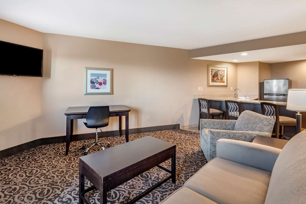 Suite, 1 King Bed, Non Smoking, Balcony (Queen sofabed;Larger Room) - Photo 1