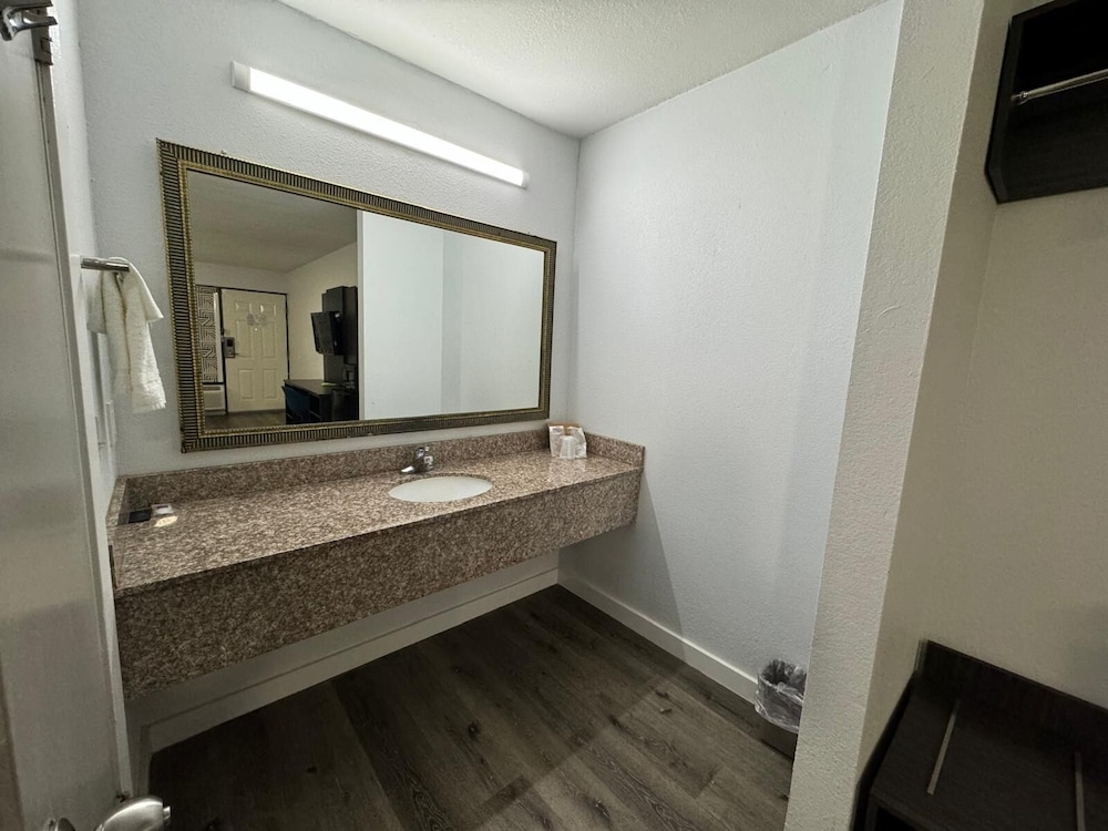 Deluxe Room, 2 Queen Beds, Non Smoking, Refrigerator & Microwave - Photo 7