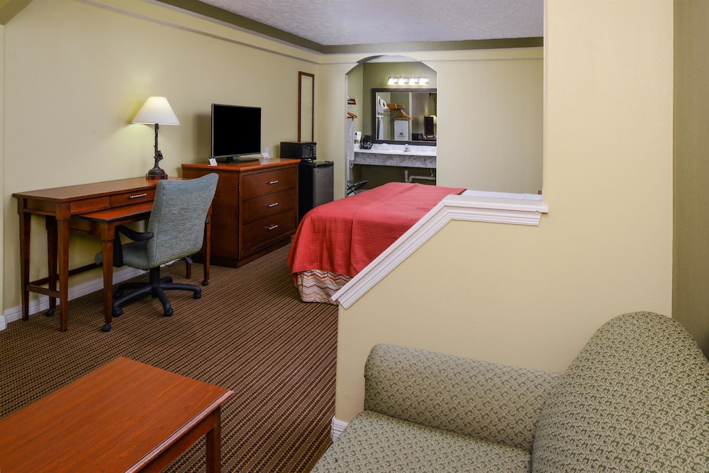 Suite, 1 King Bed, Smoking - Photo 2