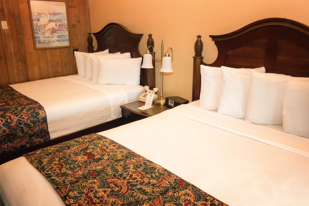 Standard Room, 2 Queen Beds - Photo 2
