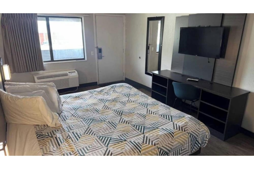 Standard Room, 1 King Bed, Non Smoking photo 1