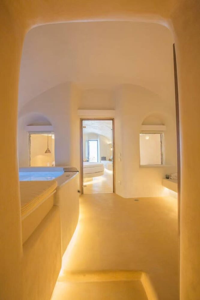 4 Deluxe Cliff Cave Suite (Indoor Massage Pool) - Photo 9