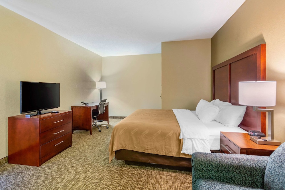Efficiency Non-Smoking King Suite-King Size Bed photo 3