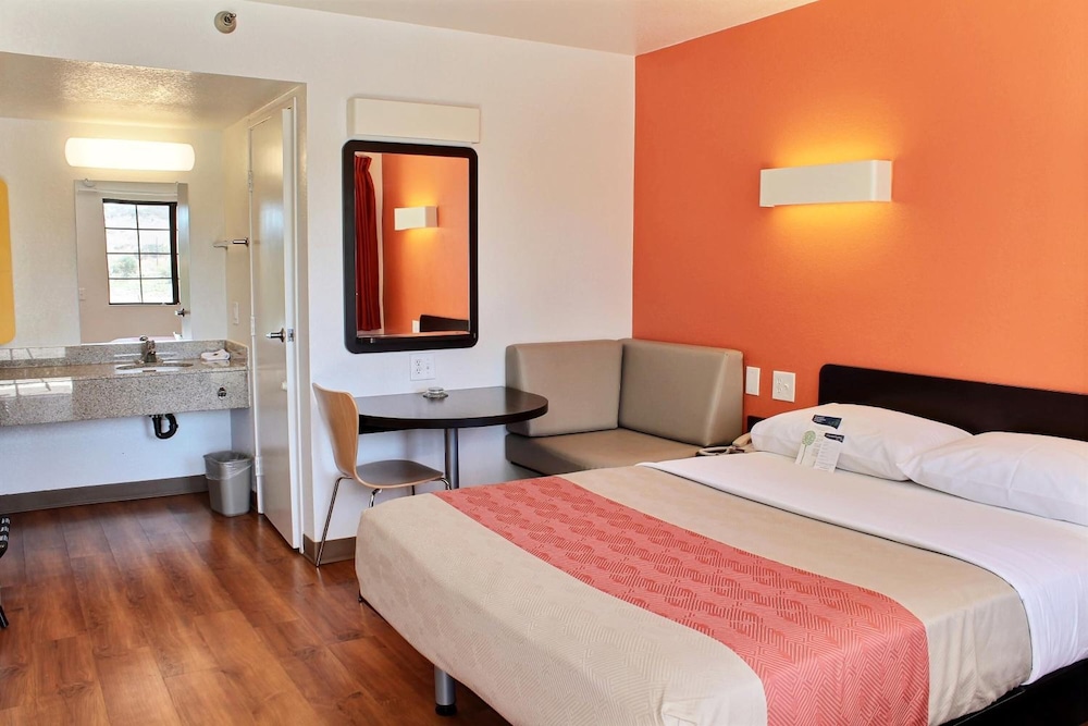 Deluxe Room, 1 Queen Bed, Accessible, Non Smoking photo 2