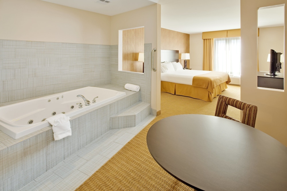 Room, 1 King Bed, Accessible (Mobility, Roll-In Shower) photo 1