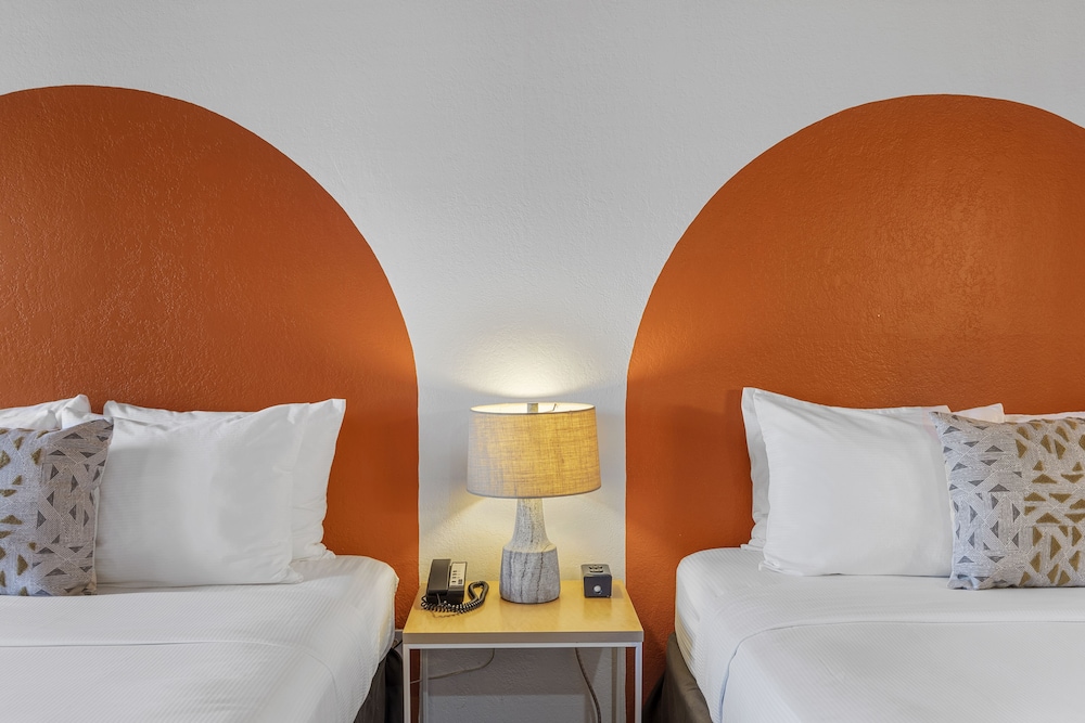 Deluxe Room, 2 Queen Beds, Pool View photo 2