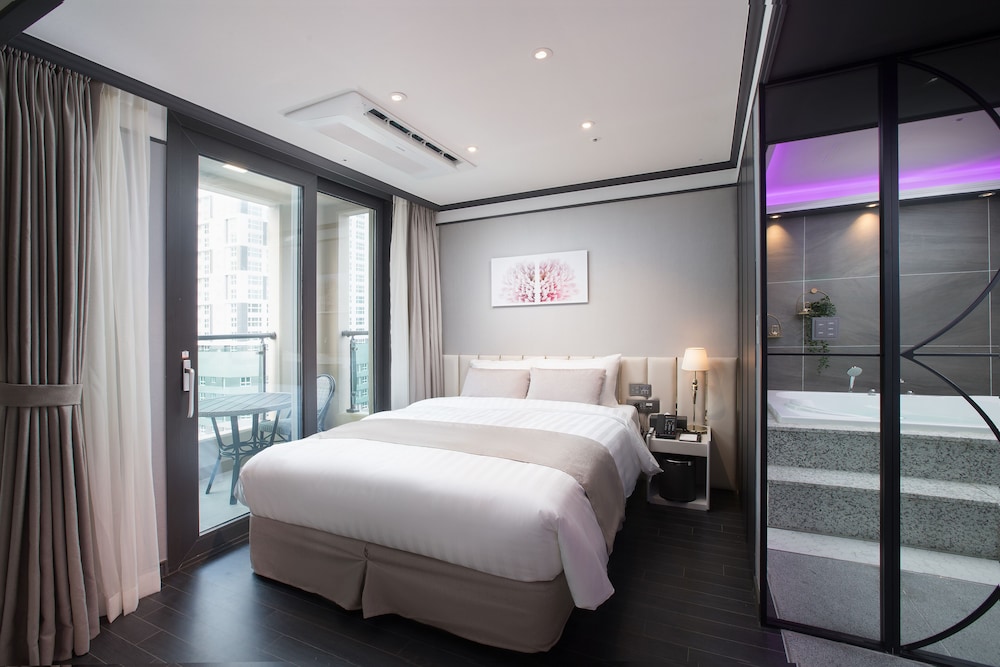 Romantic Suite - Photo 3