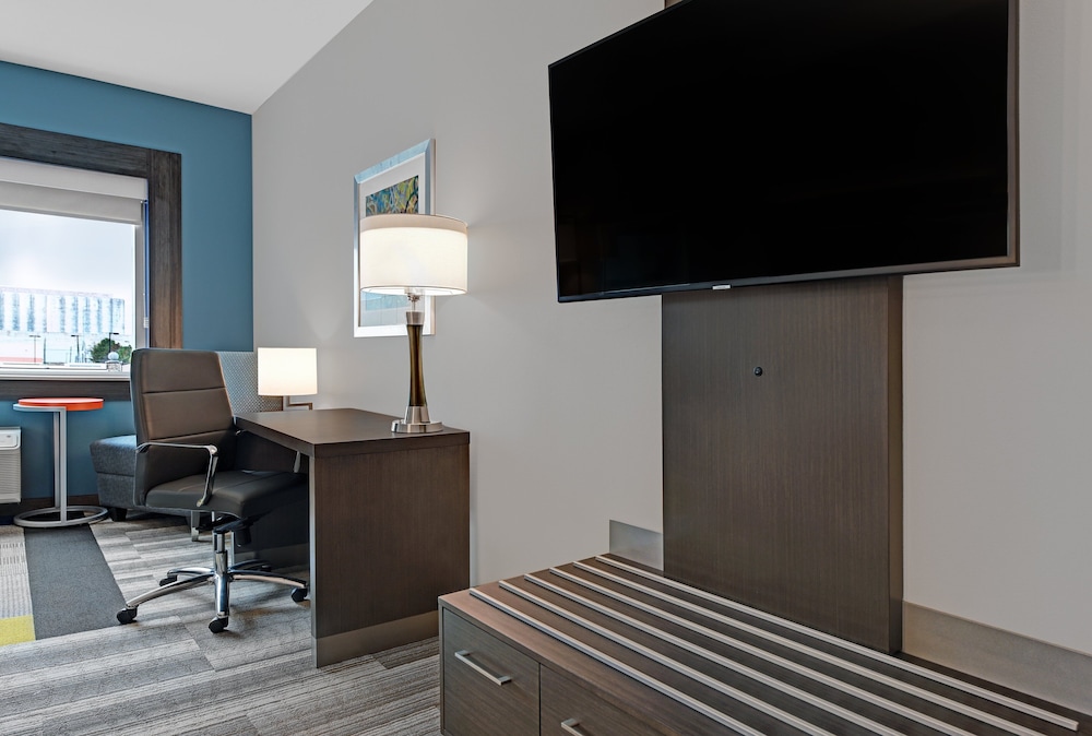 Suite, 1 King Bed, Accessible (Communications) photo 2