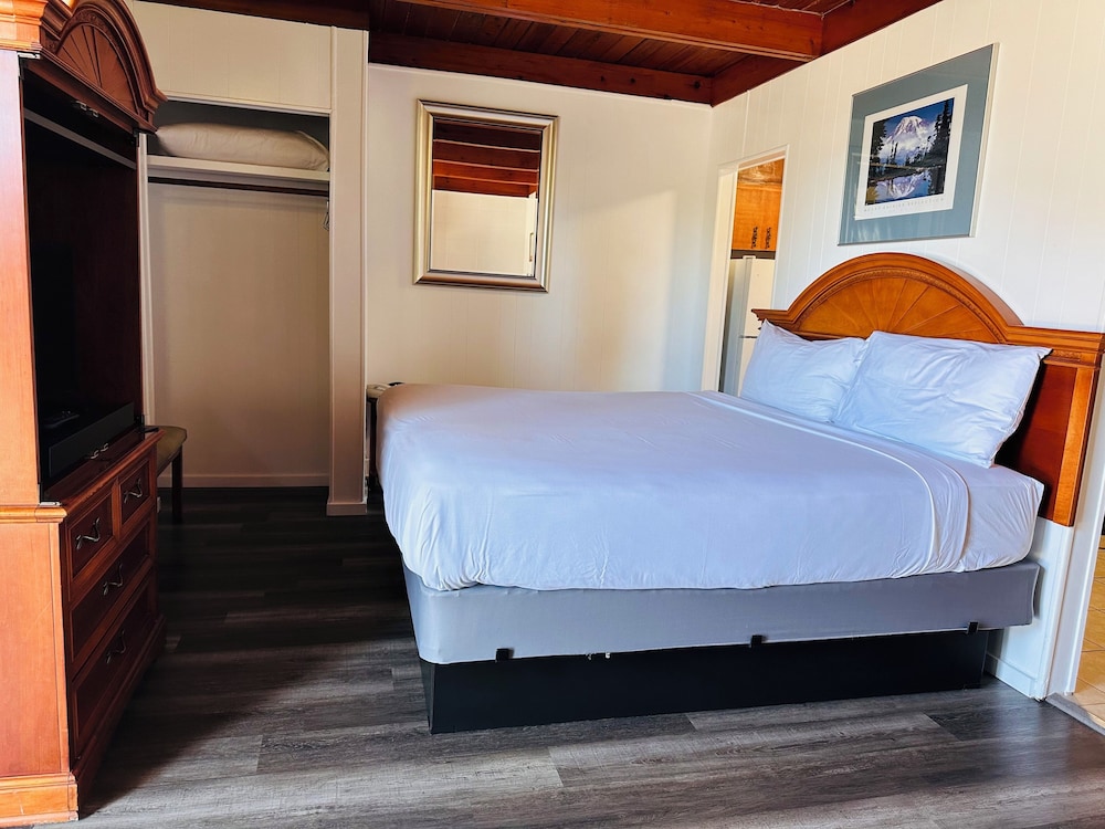 Standard Suite, 1 King Bed, Kitchenette