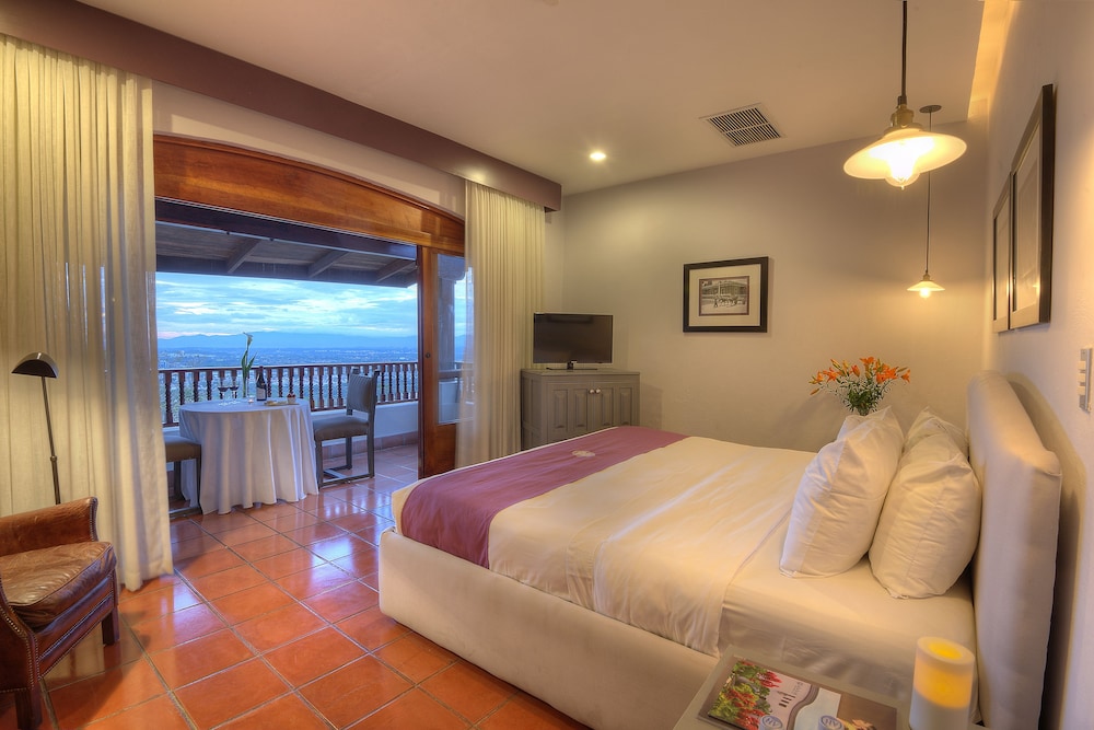 Deluxe Room, 1 King Bed, Balcony, Valley View - Photo 1