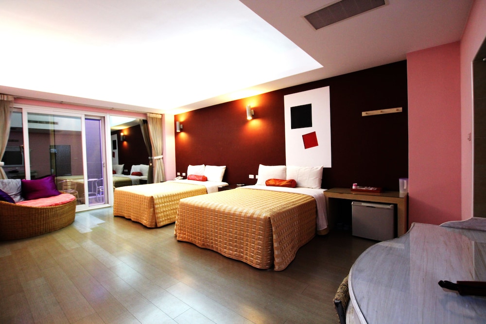 Deluxe Quadruple Room, 2 Queen Beds, Balcony, Sea View photo 3