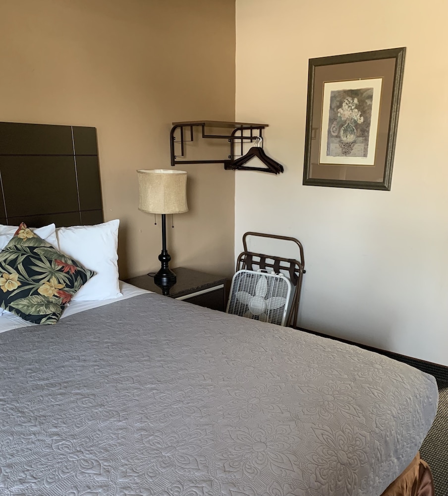 Classic Room, 1 Queen Bed, Accessible photo 2