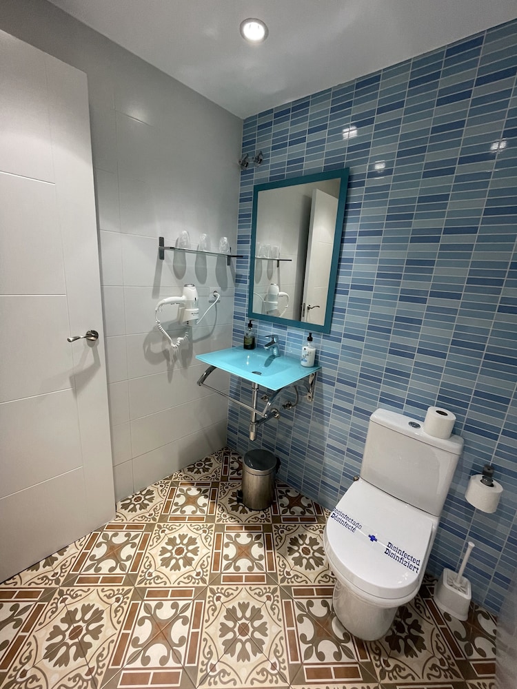 Standard Double Room, 2 Twin Beds, Ensuite photo 2