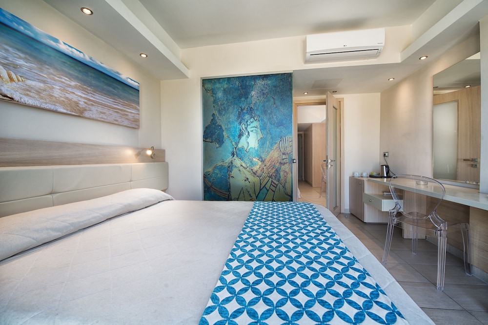 Deluxe Family Room with Land View - Photo 6