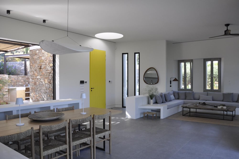 Villa, Smoking photo 1