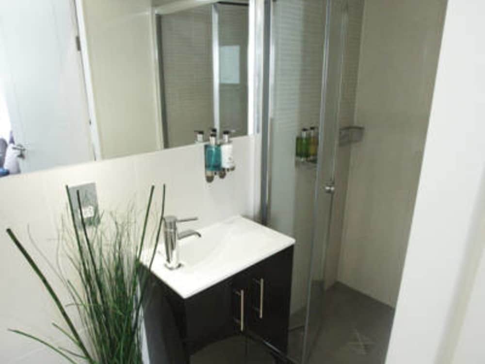 Luxury Penthouse, Private Bathroom (Heather Terrace) photo 2