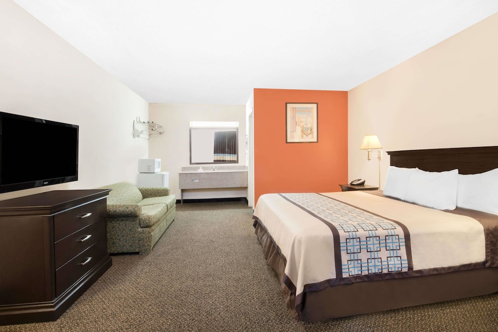 Room, 1 King Bed, Smoking photo 1