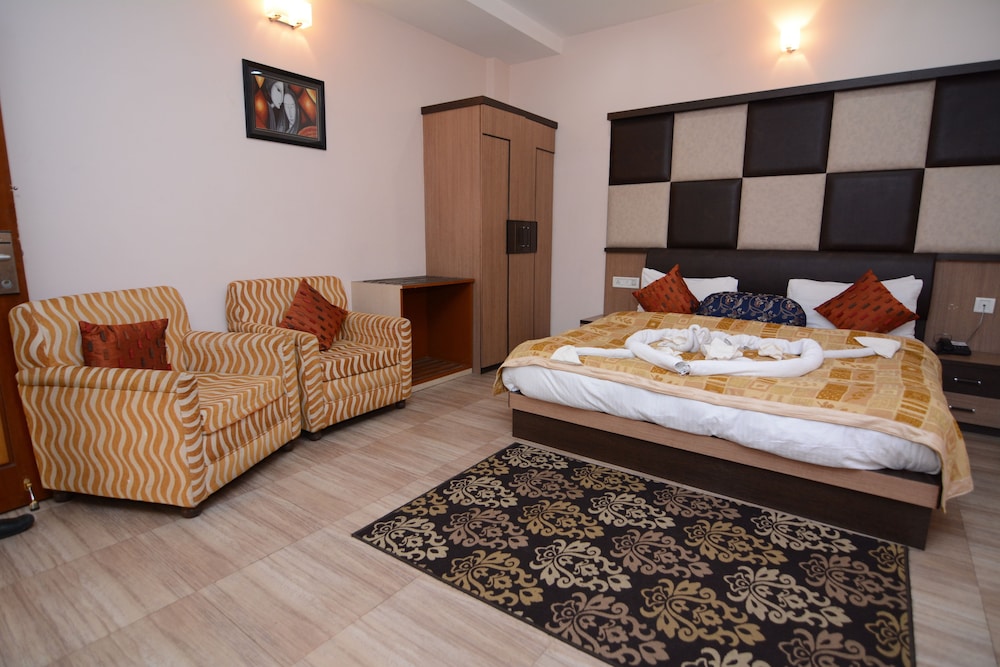 Club Double Room, 1 Queen Bed, Smoking, Refrigerator