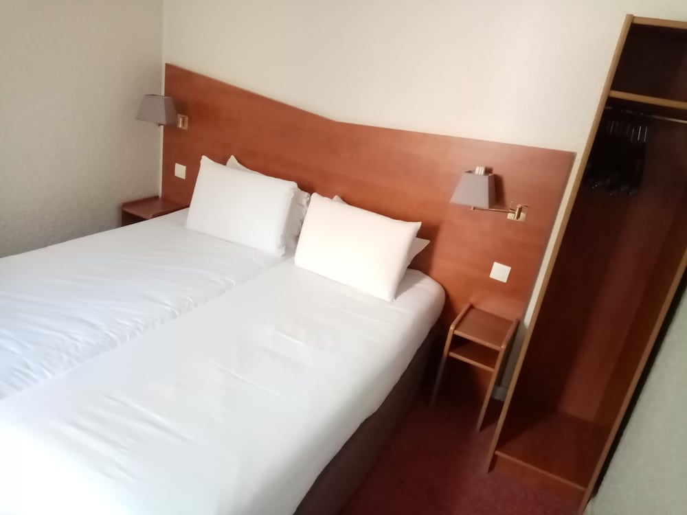 Standard Room, 2 Twin Beds - Photo 1