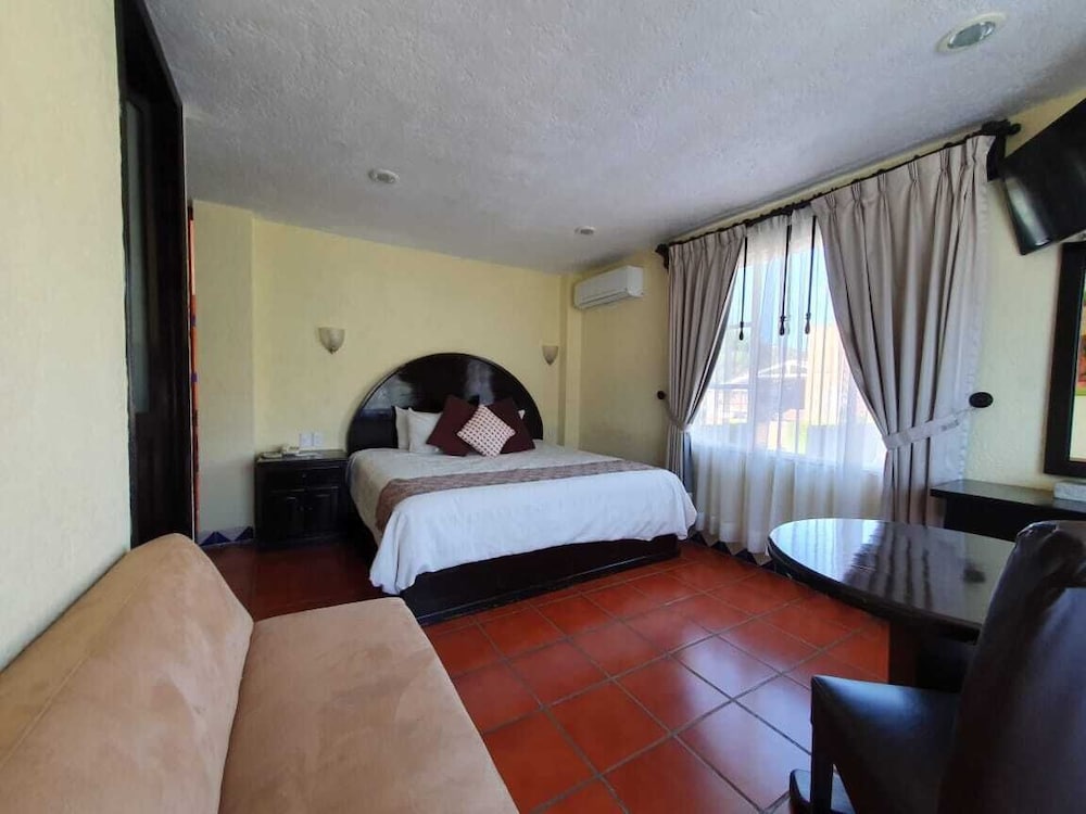 Traditional Room, 1 King Bed photo 1