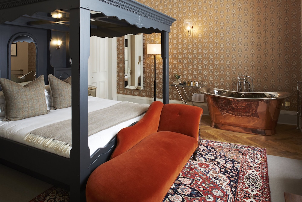 Roseate Junior Suite (located at 4 West Coates)