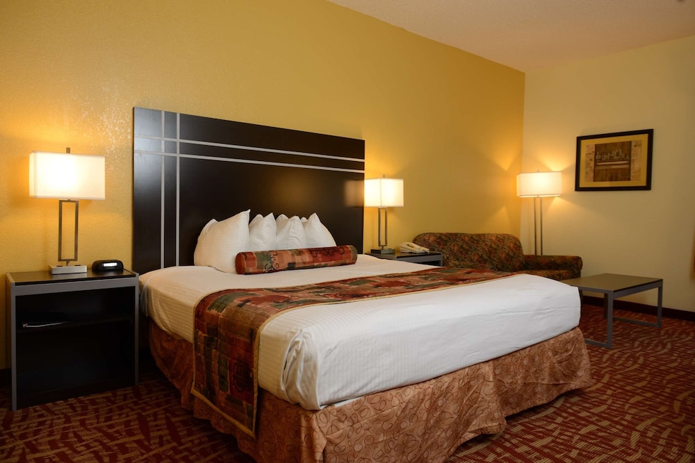 Standard Room, 1 King Bed, Accessible, Bathtub photo 2