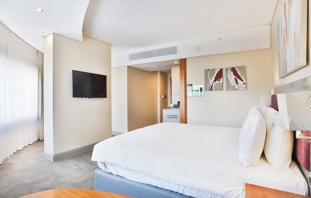 Premium Room, 1 King Bed - Photo 13